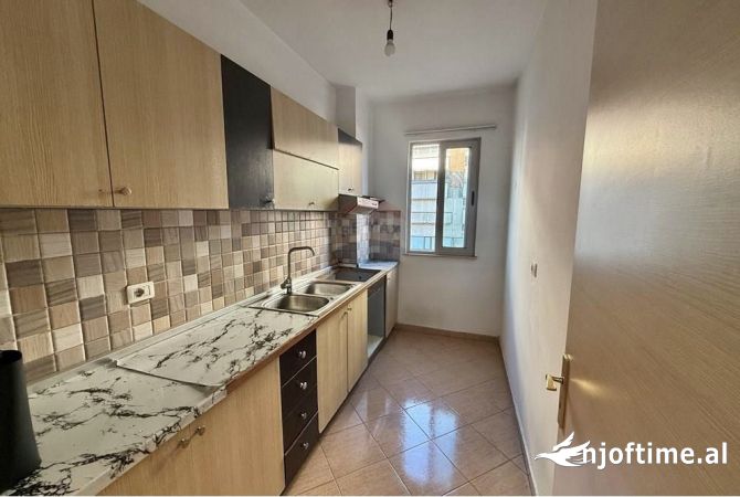Shtepi ne shitje Apartament ne Tirane, 2+1, Mobilimi Bosh, pa mobiluar, Pagesa 135,900  Euro.