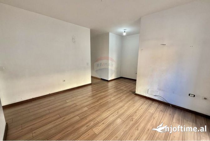 Shtepi ne shitje Apartament ne Tirane, 2+1, Mobilimi Bosh, pa mobiluar, Pagesa 135,900  Euro.