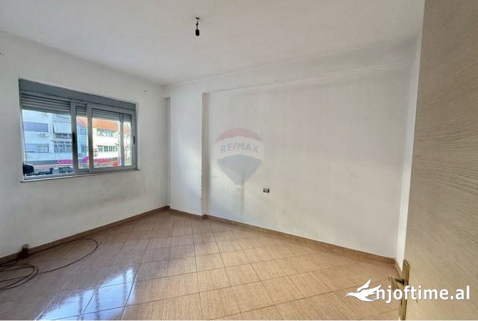 Shtepi ne shitje Apartament ne Tirane, 2+1, Mobilimi Bosh, pa mobiluar, Pagesa 135,900  Euro.