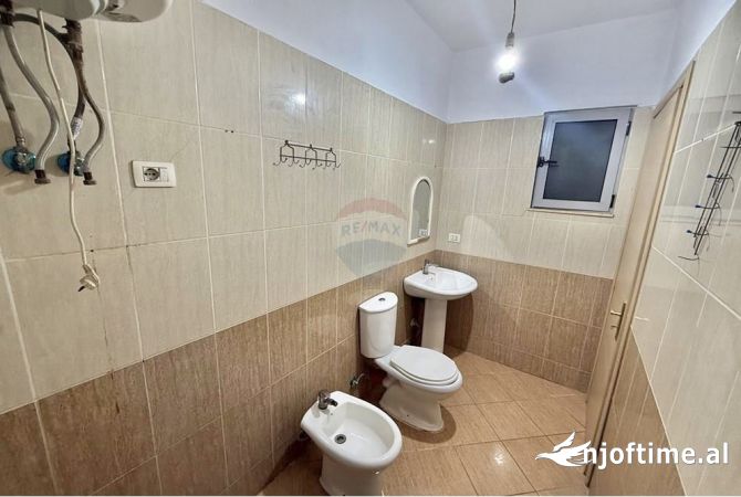 Shtepi ne shitje Apartament ne Tirane, 2+1, Mobilimi Bosh, pa mobiluar, Pagesa 135,900  Euro.