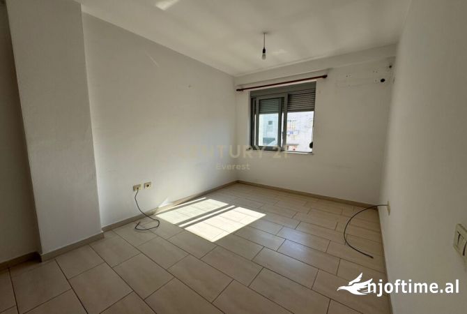 Shtepi ne shitje Apartament ne Tirane, 1+1, Mobilimi Bosh, pa mobiluar, Pagesa 85,000  Euro.