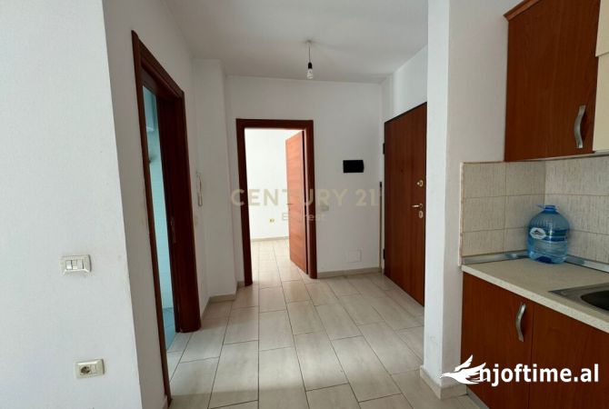 Shtepi ne shitje Apartament ne Tirane, 1+1, Mobilimi Bosh, pa mobiluar, Pagesa 85,000  Euro.