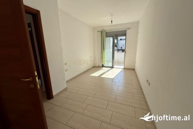 Shtepi ne shitje Apartament ne Tirane, 1+1, Mobilimi Bosh, pa mobiluar, Pagesa 85,000  Euro.