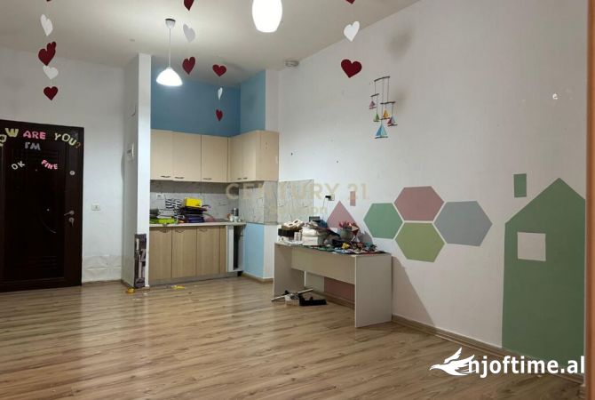 Ambient biznesi me qera 3+1 ne Tirane - 1,000 Euro