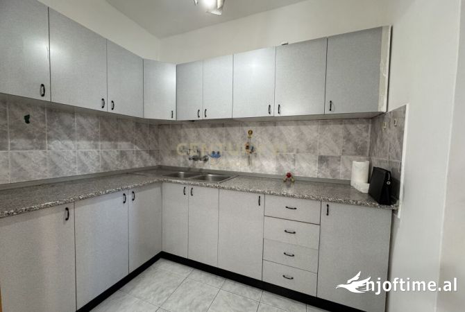 Shtepi ne shitje Apartament ne Tirane, 2+1, Mobilimi Bosh, pa mobiluar, Pagesa 98,000  Euro.