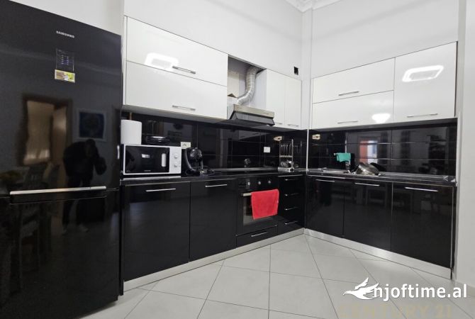 Shtepi ne shitje Apartament ne Tirane, 2+1, Mobilimi E mobiluar, Pagesa 160,000  Euro.