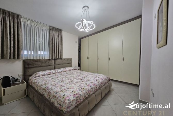 Shtepi ne shitje Apartament ne Tirane, 2+1, Mobilimi E mobiluar, Pagesa 160,000  Euro.