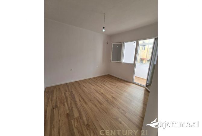 Shtepi ne shitje Apartament ne Tirane, 2+1, Mobilimi Bosh, pa mobiluar, Pagesa 129,000  Euro.