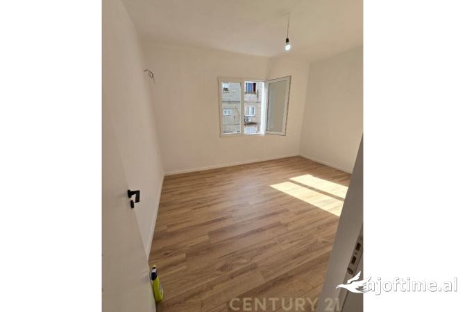 Shtepi ne shitje Apartament ne Tirane, 2+1, Mobilimi Bosh, pa mobiluar, Pagesa 129,000  Euro.