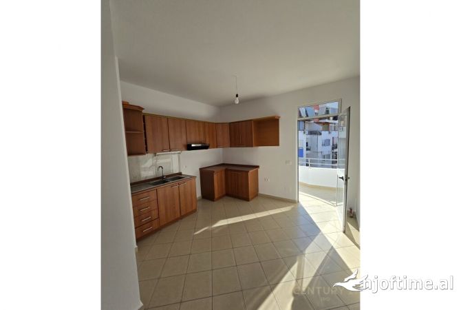 Shtepi ne shitje Apartament ne Tirane, 3+1, Mobilimi Bosh, pa mobiluar, Pagesa 129,000  Euro.