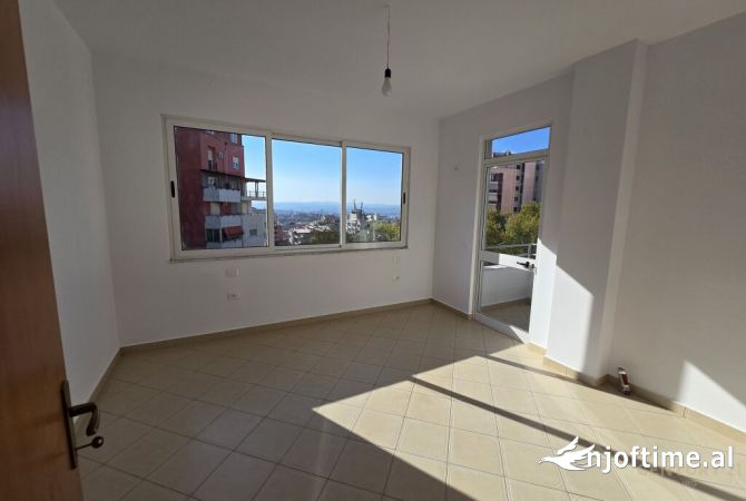 Shtepi ne shitje Apartament ne Tirane, 3+1, Mobilimi Bosh, pa mobiluar, Pagesa 129,000  Euro.