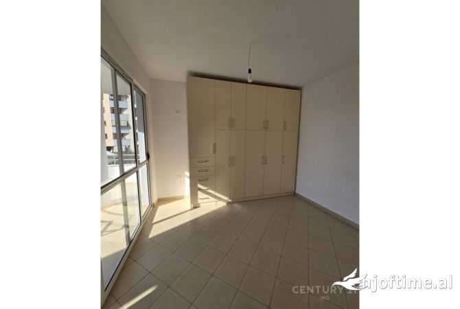 Shtepi ne shitje Apartament ne Tirane, 3+1, Mobilimi Bosh, pa mobiluar, Pagesa 129,000  Euro.