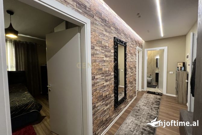 Shtepi ne shitje Apartament ne Tirane, 2+1, Mobilimi E mobiluar, Pagesa 168,000  Euro.