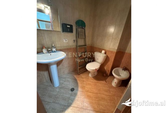 Ambient biznesi me qera 3+1 ne Tirane - 500 Euro