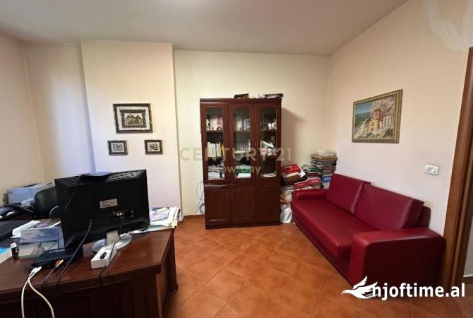 Ambient biznesi me qera 3+1 ne Tirane - 500 Euro