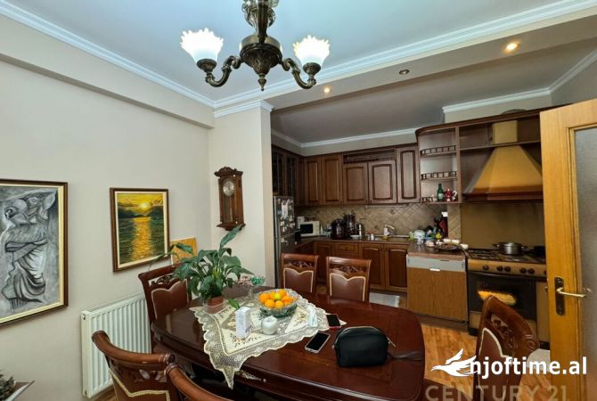 Shtepi ne shitje Apartament ne Tirane, 2+1, Mobilimi E mobiluar, Pagesa 295,000  Euro.