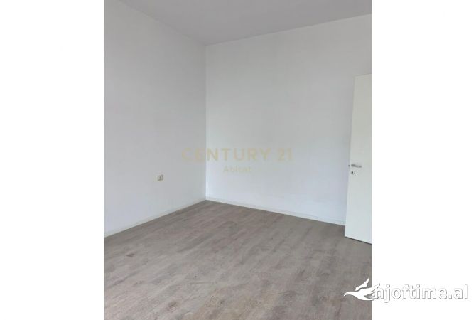 Shtepi ne shitje Apartament ne Tirane, 1+1, Mobilimi Bosh, pa mobiluar, Pagesa 125,000  Euro.