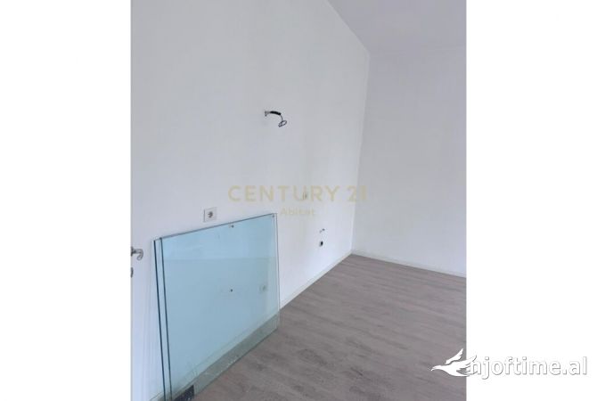 Shtepi ne shitje Apartament ne Tirane, 1+1, Mobilimi Bosh, pa mobiluar, Pagesa 125,000  Euro.