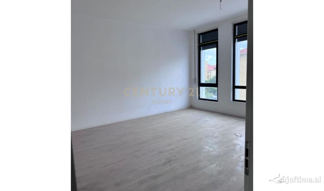 Shtepi ne shitje Apartament ne Tirane, 1+1, Mobilimi Bosh, pa mobiluar, Pagesa 125,000  Euro.