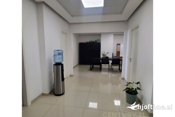 Ambient biznesi me qera 3+1 ne Tirane - 2,500 Euro