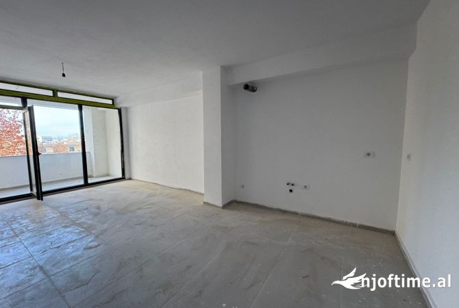 Shtepi ne shitje Apartament ne Tirane, 1+1, Mobilimi Bosh, pa mobiluar, Pagesa 101,500  Euro.