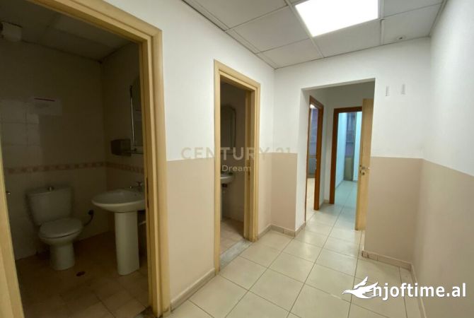 Ambient biznesi me qera 3+1 ne Tirane - 3,200 Euro