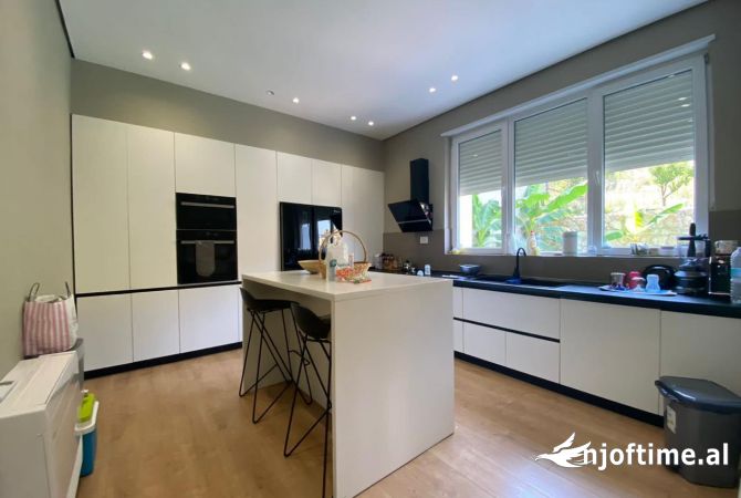 Shtepi me qera 4+1 ne Tirane - 3,000 Euro
