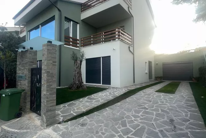 Shtepi ne shitje Vila Luksoze ne Tirane, 4+1, Mobilimi Pjeserisht e mobiluar, Pagesa 1,500,000  Euro.