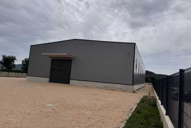 Ambiente Commerciale in Affitto 4+1 a Tirana - 4,500 Euro