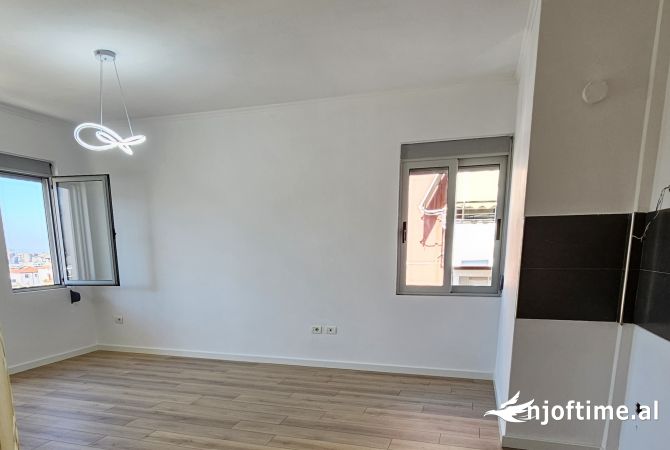 Shtepi ne shitje Apartament ne Tirane, 2+1, Mobilimi Bosh, pa mobiluar, Pagesa 173,000  Euro.