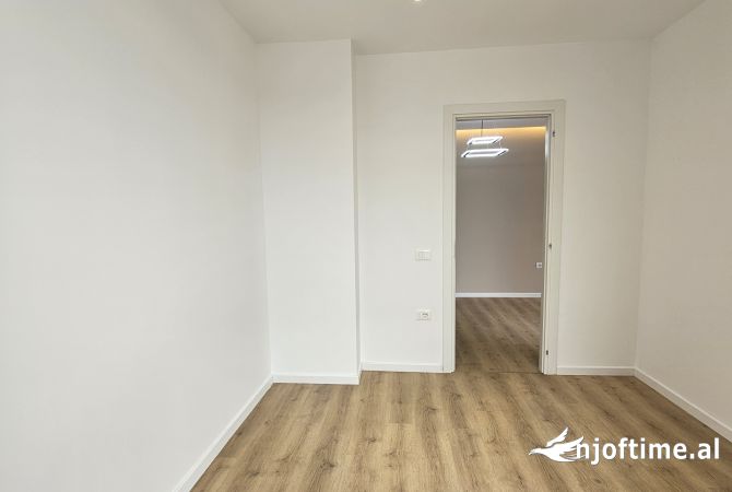 Shtepi ne shitje Apartament ne Tirane, 2+1, Mobilimi Pjeserisht e mobiluar, Pagesa 195,000  Euro.