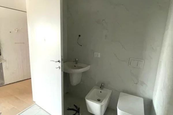 Shtepi ne shitje Apartament ne Tirane, 2+1, Mobilimi Bosh, pa mobiluar, Pagesa 152,750  Euro.