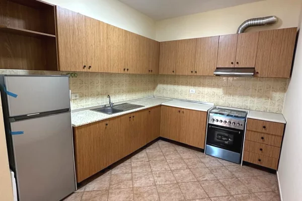Shtepi me qera Apartament ne Tirane, 2+1, Mobilimi Bosh, pa mobiluar, Pagesa 75,000  Leke.