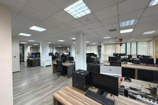 Ambient biznesi me qera 3+1 ne Tirane - 5,940 Euro