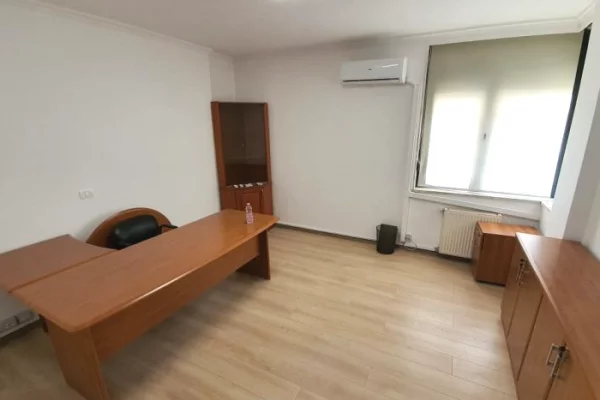 Ambient biznesi me qera 3+1 ne Tirane - 1,700 Euro