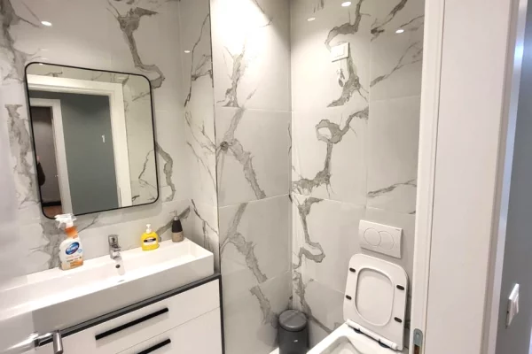 Ambient biznesi me qera 3+1 ne Tirane - 1,300 Euro