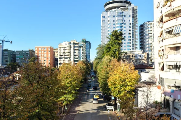 Ambient biznesi me qera 3+1 ne Tirane - 3,150 Euro