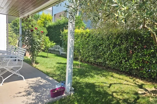 Shtepi me qera 3+1 ne Tirane - 2,500 Euro