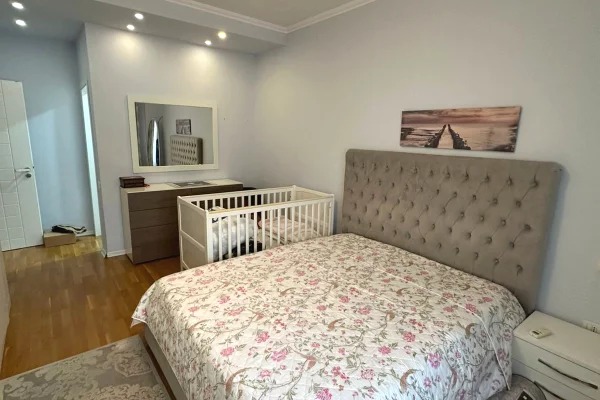 Ambiente Commerciale in Affitto 1+1 a Tirana - 900 Euro