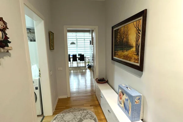 Ambiente Commerciale in Affitto 1+1 a Tirana - 900 Euro