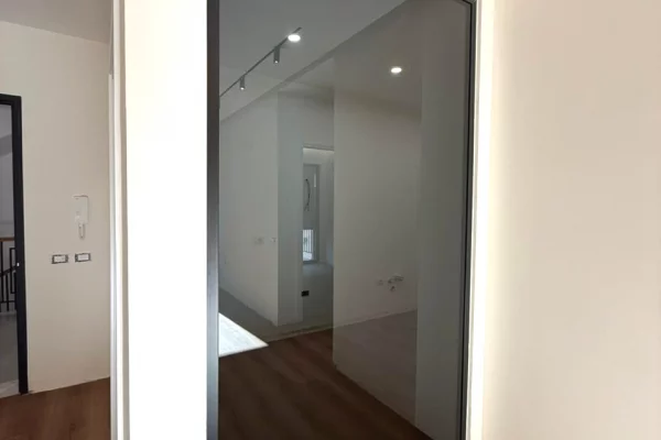 Shtepi ne shitje Apartament ne Tirane, 2+1, Mobilimi Bosh, pa mobiluar, Pagesa 330,000  Euro.