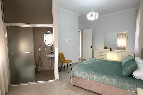 Shtepi me qera Apartament ne Tirane, 2+1, Mobilimi E mobiluar, Pagesa 1,100  Euro.