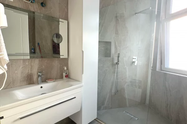 Shtepi me qera 2+1 ne Tirane - 1,100 Euro