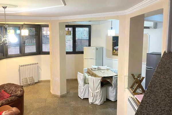 Ambient biznesi me qera 3+1 ne Tirane - 1,000 Euro