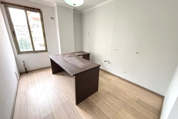 Shtepi ne shitje Apartament ne Tirane, 2+1, Mobilimi Bosh, pa mobiluar, Pagesa 258,000  Euro.