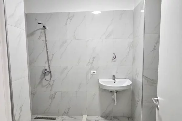 Ambient biznesi me qera 3+1 ne Tirane - 600 Euro