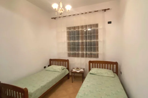 Shtepi me qera 2+1 ne Tirane - 40,000 Leke