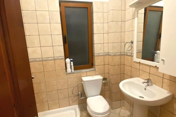 Shtepi me qera 2+1 ne Tirane - 40,000 Leke