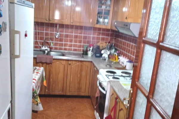 Shtepi ne shitje Apartament ne Tirane, 2+1, Mobilimi E mobiluar, Pagesa 130,000  Euro.