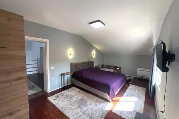 Shtepi me qera Apartament ne Tirane, 4+1, Mobilimi E mobiluar, Pagesa 1,200  Euro.